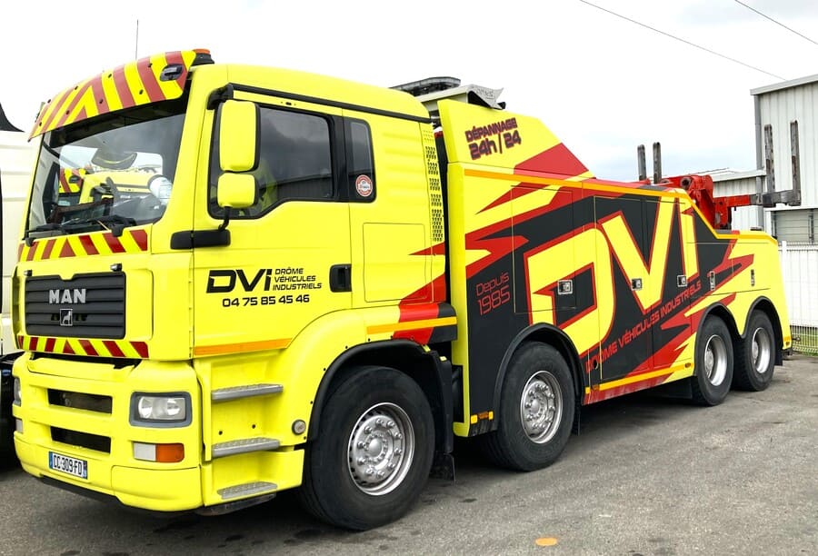 Camion de dépannage jaune avec marque DVI