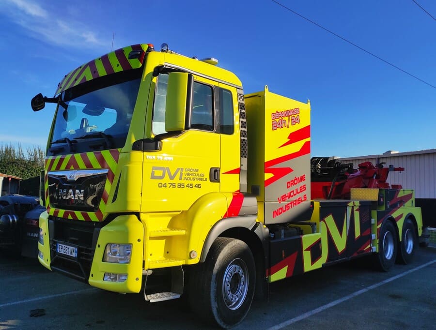 Camion de dépannage DVI jaune et rouge